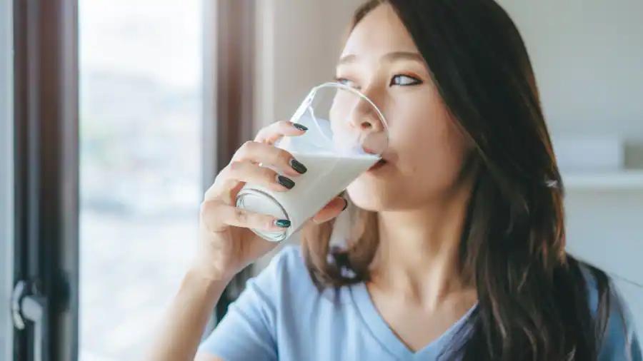 Có Nên Uống Sữa Trước Khi Ngủ? Những Lợi Ích Nếu Bạn Uống Sữa Trước Khi Ngủ