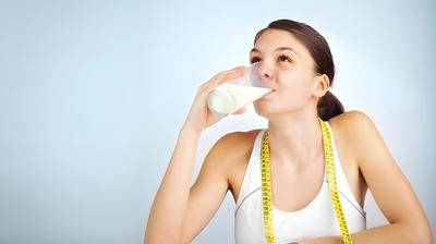 Có Nên Uống Sữa Trước Khi Ngủ? Những Lợi Ích Nếu Bạn Uống Sữa Trước Khi Ngủ